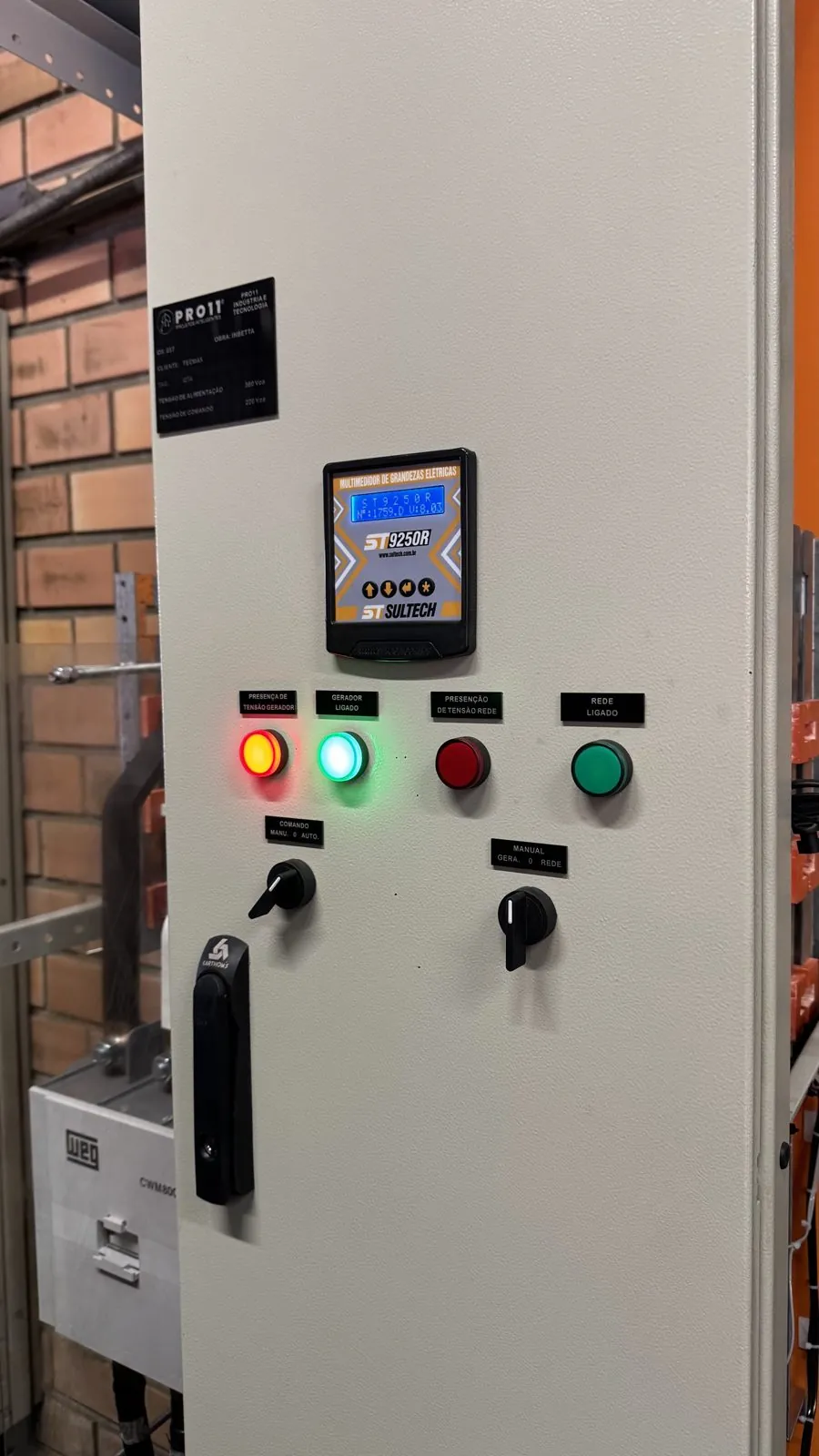 Porta do QTA 800 A com controlador do gerador, sinaleiros e comandos