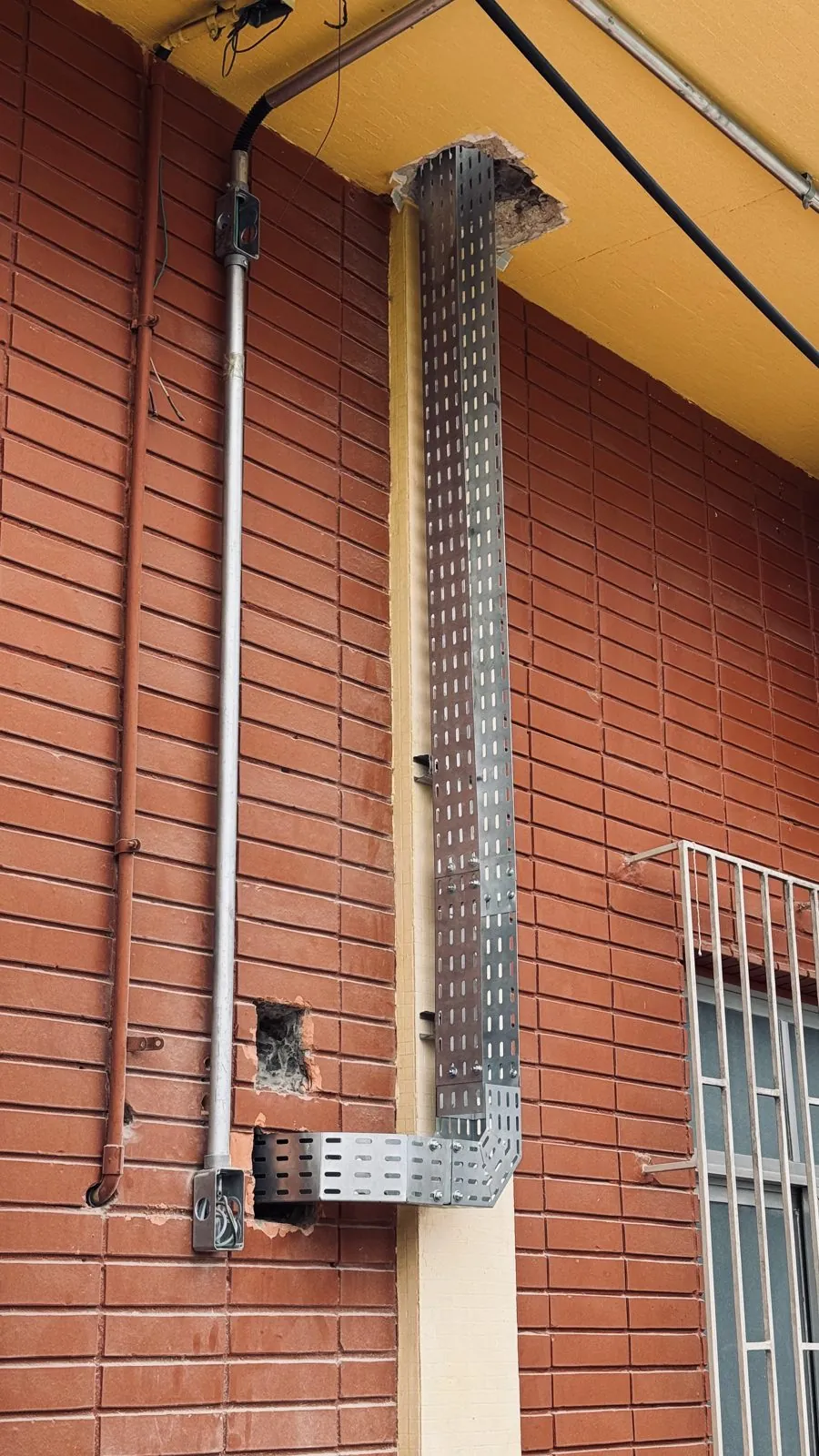 Eletrocalha instalada na fachada para os circuitos de ar-condicionado