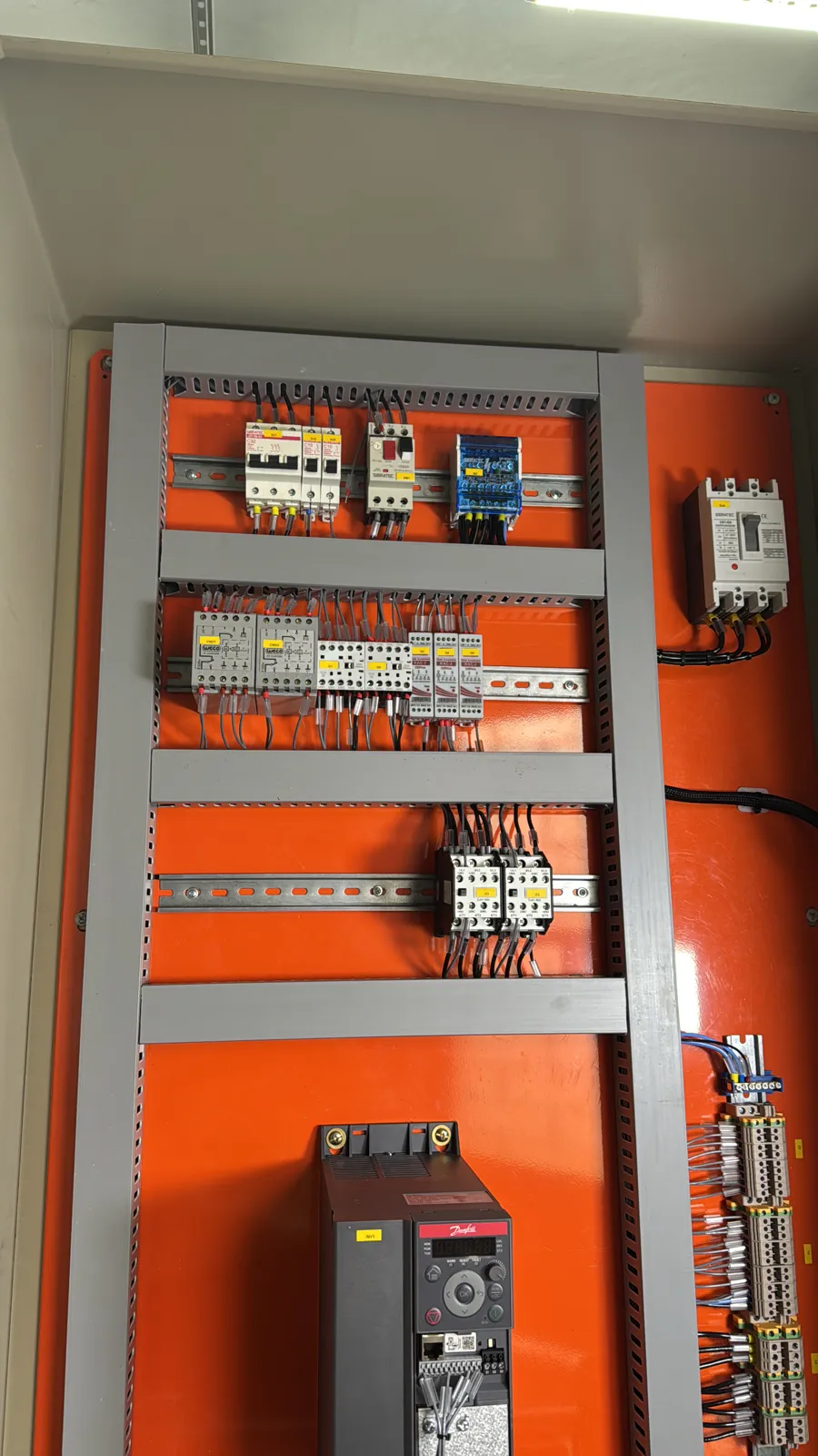 Painel de comando do queimador da caldeira com inversor de frequência