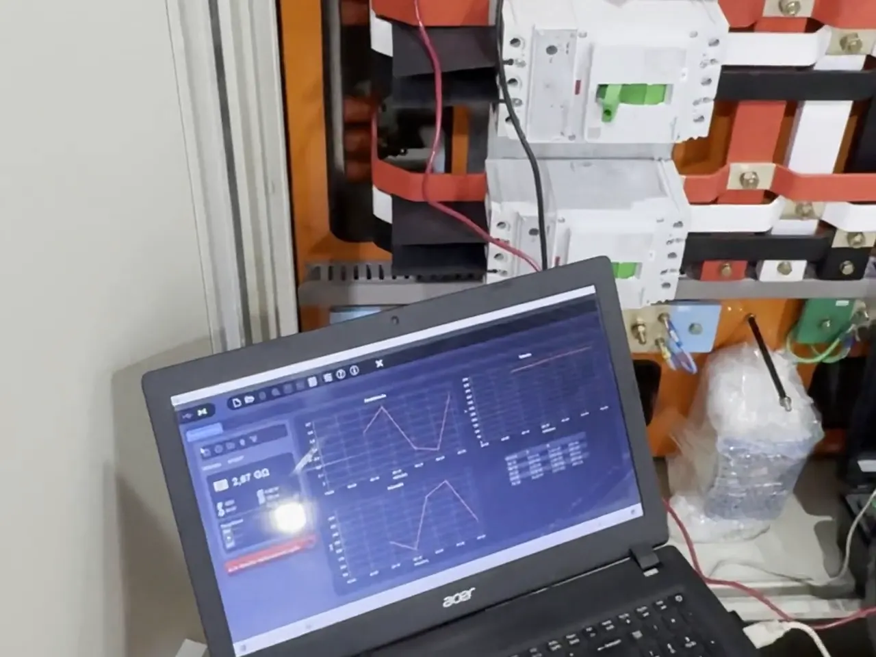 Ensaios elétricos em quadro com equipamento de teste e notebook